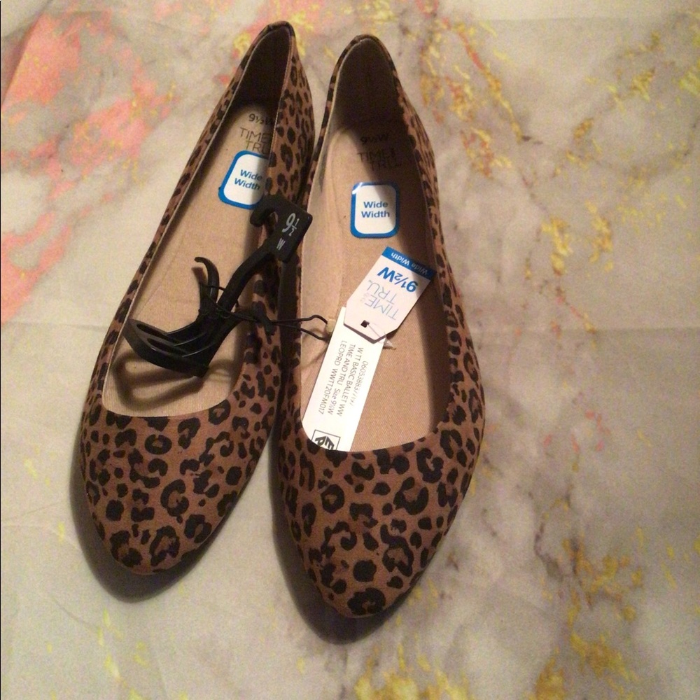 Time and Tru Women’s Animal Print Feather Flats